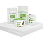 Kalziumsilikatplatten mit Kleber, Spachtelmasse, Farbe und Grundierung auf weißem Hintergrund