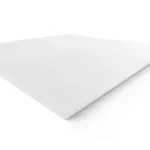 Weiße Kalziumsilikatplatte mit scharfen Kanten, diagonal fotografiert