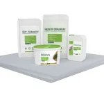 Vier Produkte auf Kalziumsilikatplatte: Kleber, Spachtel, Silikatfarbe und Grundierung